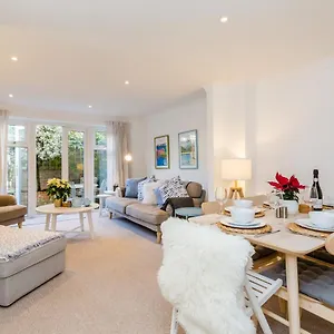 Modern Mews House With Free Parking Space, And Patio By Huluki Sussex Hébergement de vacances